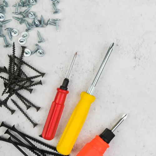 vista-superior-tornillos-con-destornillador_11zon_11zon